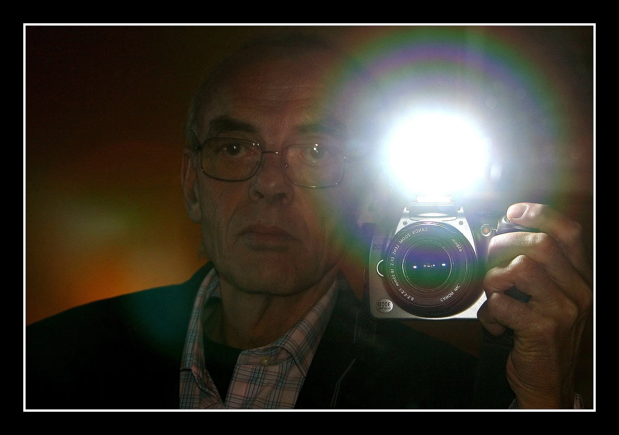 Self-portrait of Arild Kristo with camera and flash